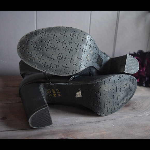 Le Chateau classic heeled Chelsea boots - Picture 2 of 2